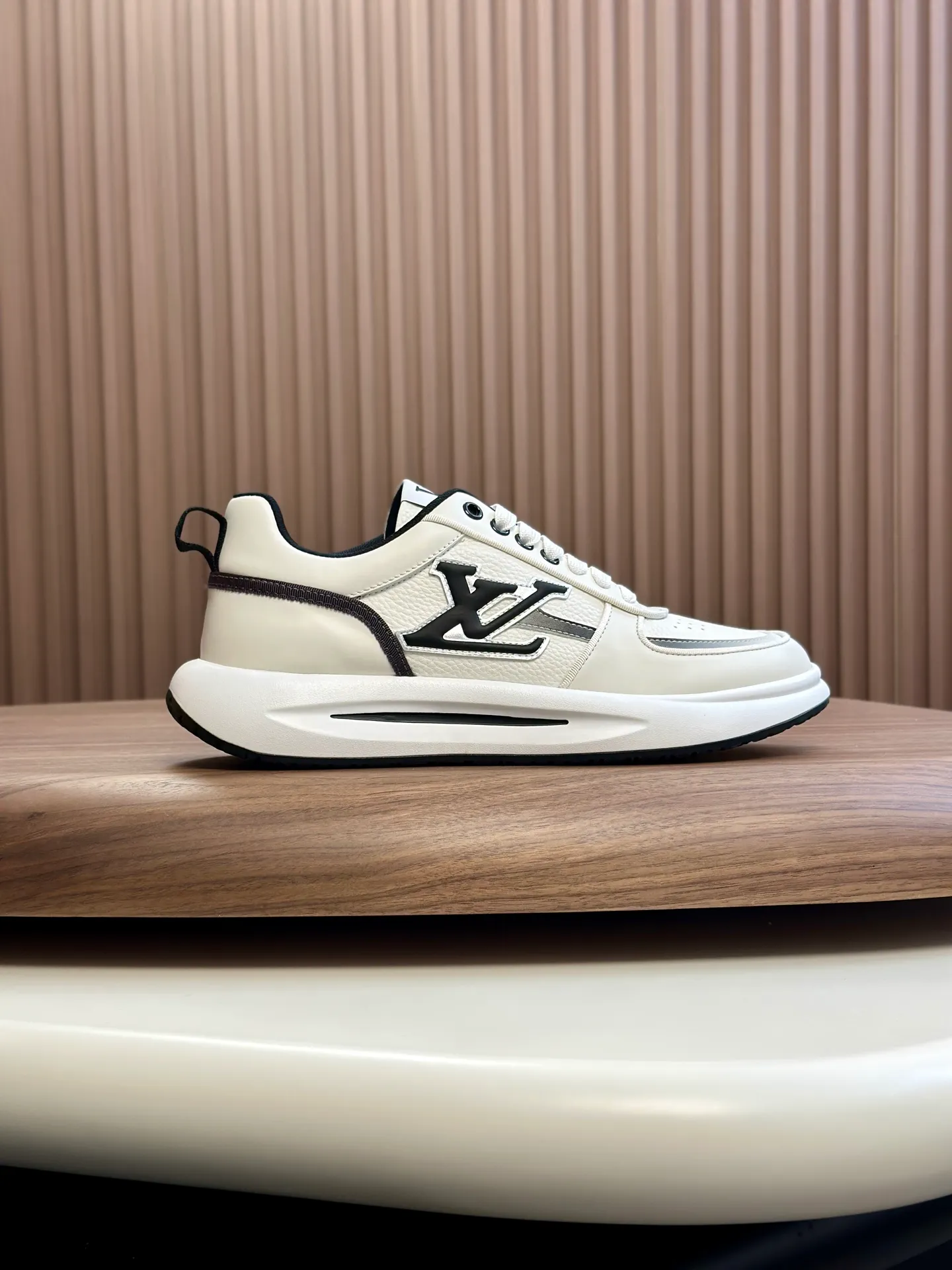 Men's shoes💰780 Lv 🔍Top purchasing agent🇮🇹 Louis Vuitton, the sports sneaker counter is synchronized, the uppers are imported from Italy, high-quality splicing colorful and complex crafts, the imported mesh padding is soft and comfortable, soles: original soles specially provided by the original factory, T men's men's shoes 💰U exclusive movable molded soles are super comfortable, original factory and single goods, 🔍🔍high quality, you can enter and leave the counter at will, welcome to compare, code number 38-44 (customized 45)